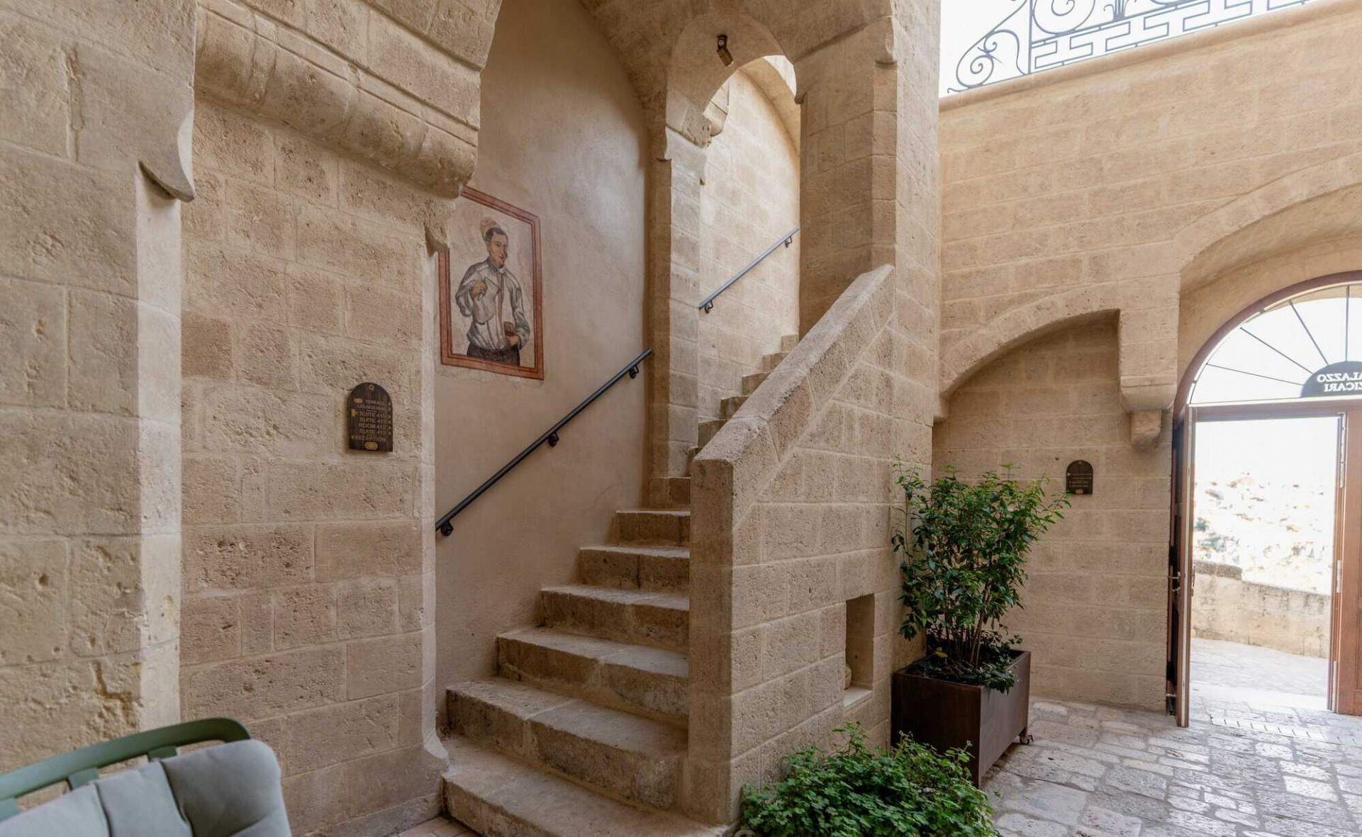 Escalera de piedra en la recepción de BV Quarry Matera